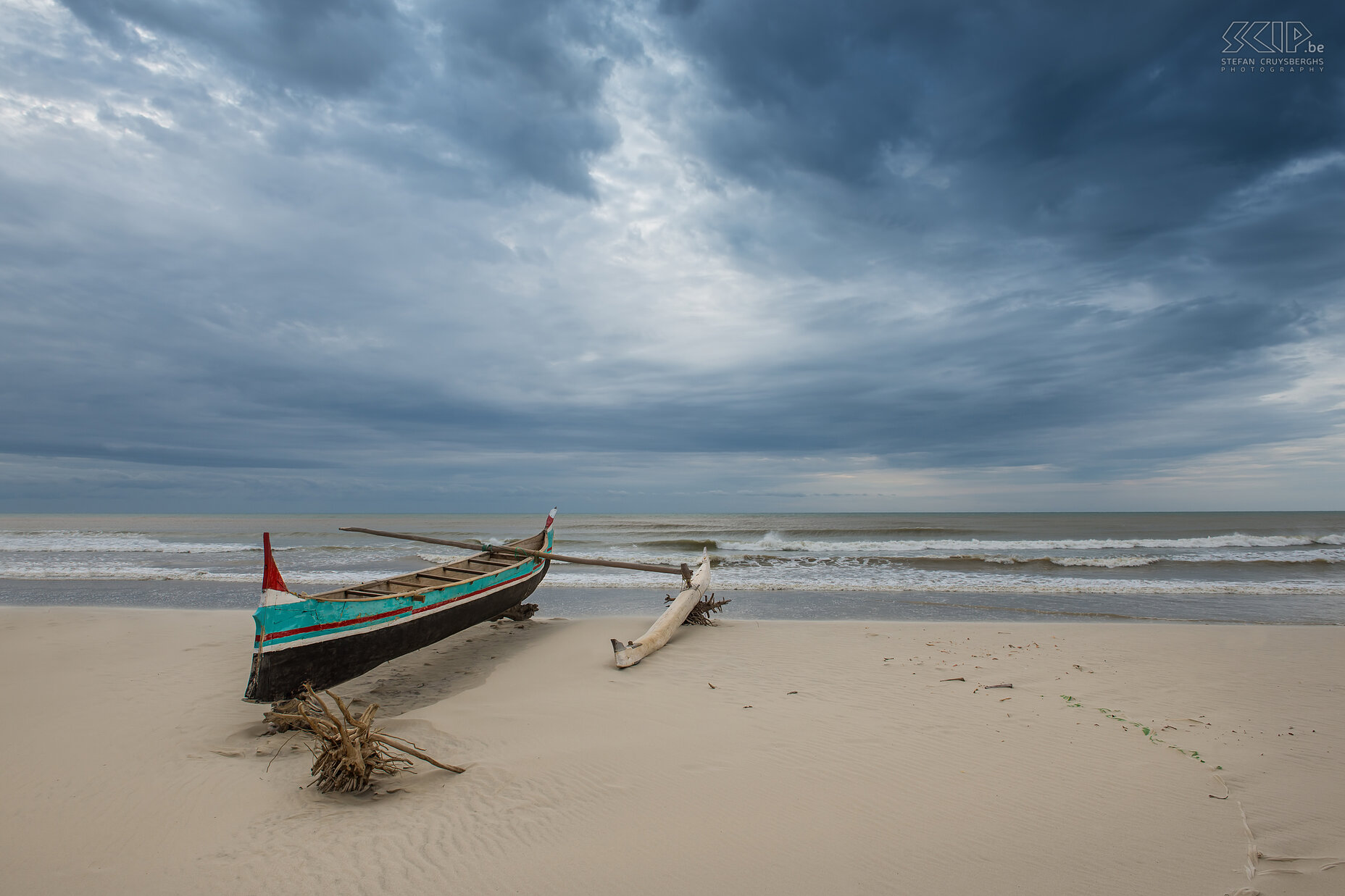 Morondava - Pirogue Een pirogue op het strand van Morondava in het westen van Madagaskar. Een pirogue is een traditionele houten kano van de Vezo mensen. De Vezo zijn semi-nomadische mensen die volledig afhankelijk zijn van de visvangst op zee. De afgelopen 2000 jaar navigeerden ze met hun prauwen langs de kust van Madagaskar en de Indische Oceaan en dit doen ze nog steeds. Stefan Cruysberghs